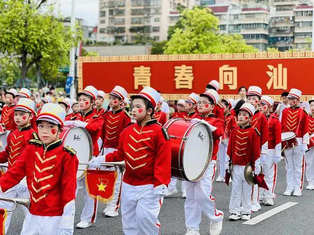以青春之名向祖國告白，近千名青少年巡游汕頭內海灣