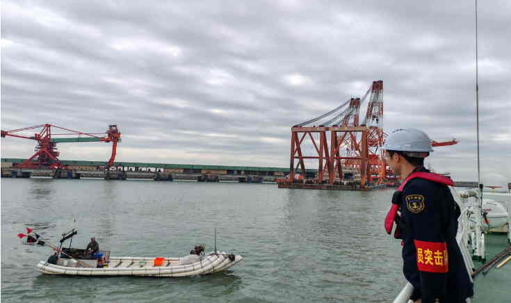 揭陽海事保障兩臺2300噸“巨無霸”抓斗卸船機(jī)順利抵港